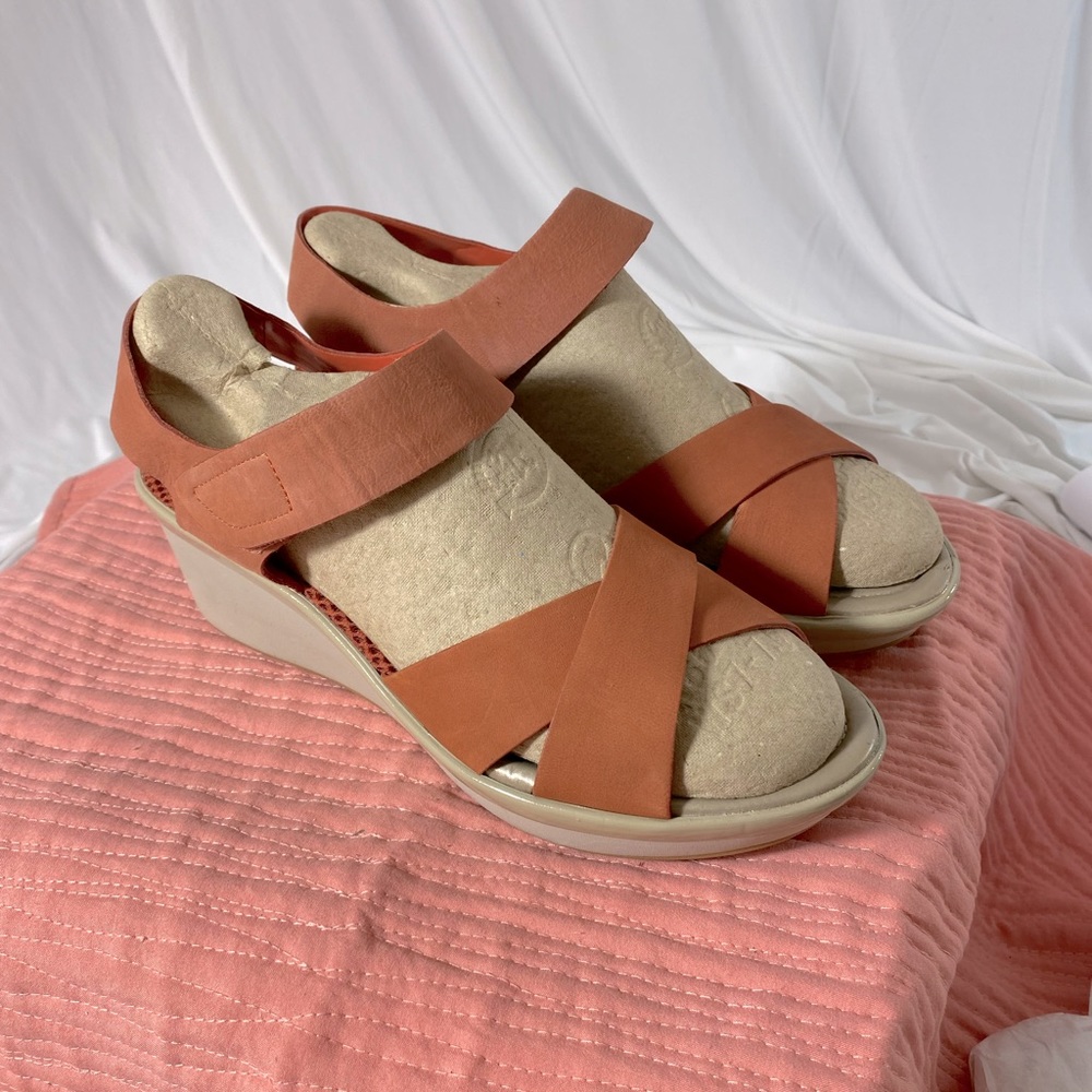 Women’s Easy Spirit Escedella leather upper sandals, size 8 m